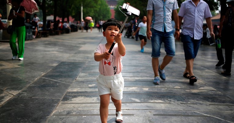 Kina predlaže da se djeci ograniči korištenje pametnih telefona na dva sata dnevno