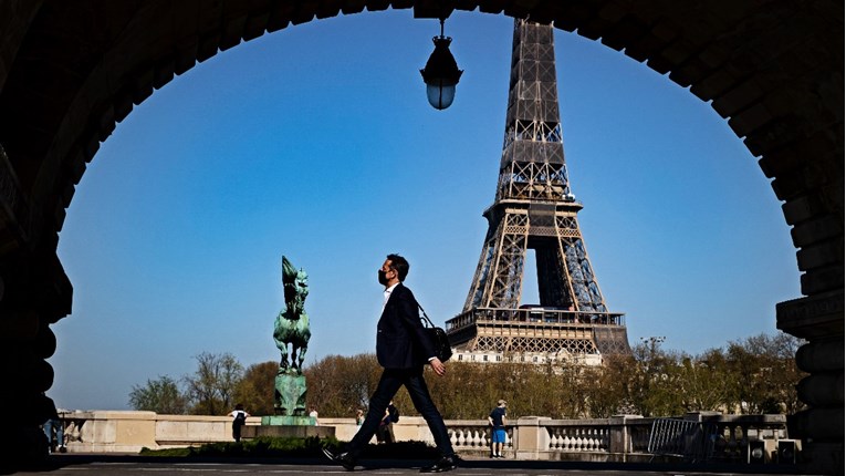 Nakon nekoliko mjeseci otvara se Eiffelov toranj