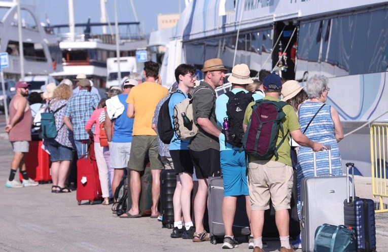 Rast broja putnika u morskim lukama, najviše u Splitu i Dubrovniku