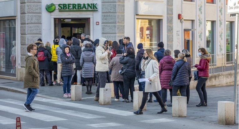 Policija u Puli izbacila ljude iz Sberbanke. "Samo smo htjeli svoj novac, sramota"