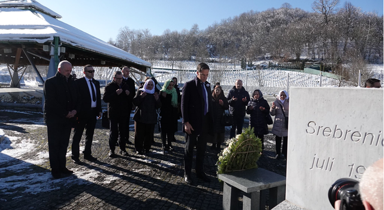 Nizozemski premijer u Srebrenici. Vojnici iz njegove zemlje su se predali Srbima