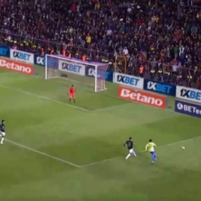 VIDEO Brazil krenuo u opasnu kontru, navijači ubacili loptu na teren