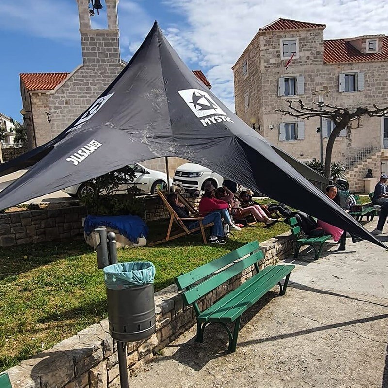 Večeras se općina Bol otvara u ponoć, ljudi danima noće kako bi dobili koncesiju