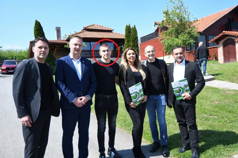 Sin "kralja pršuta" kroz naseljeno mjesto vozio 120 km/h. Nisu mu oduzeli vozačku