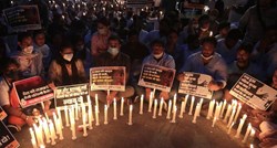 Prosvjed pred krematorijem u Indiji, tamo je ubijena i silovana curica (9)