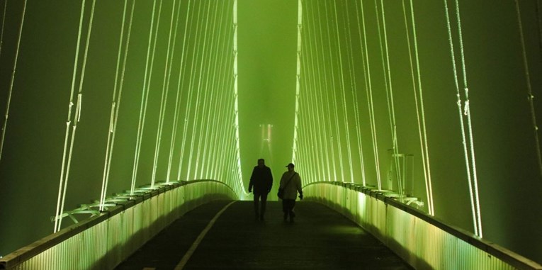 Osječki most osvijetljen u magli izgleda kao prizor iz holivudskog filma