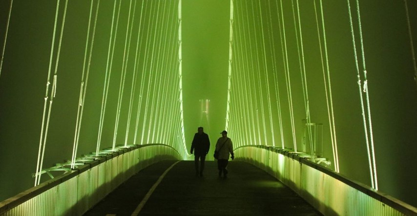 Osječki most osvijetljen u magli izgleda kao prizor iz holivudskog filma