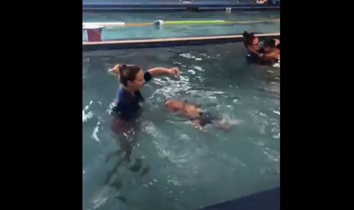 Video na kojem bebu uče plivati razbjesnio milijune, mama dobiva prijetnje smrću