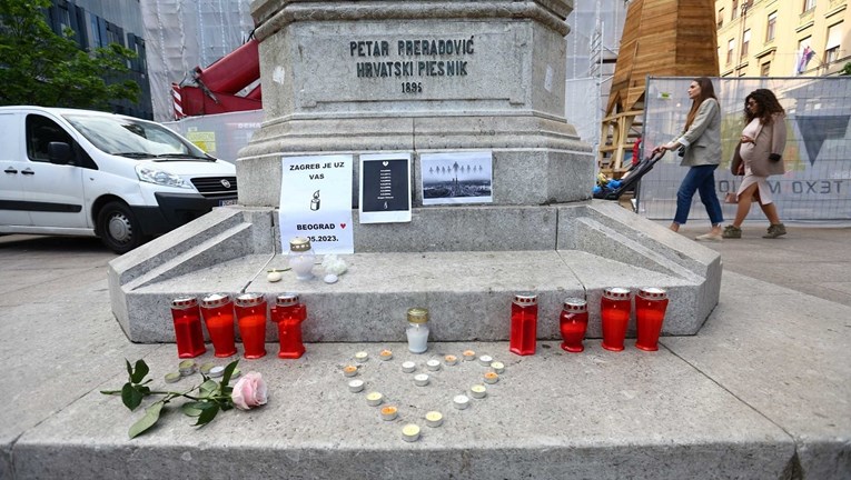 FOTO I VIDEO U Zagrebu pale svijeće za ubijene u beogradskoj školi