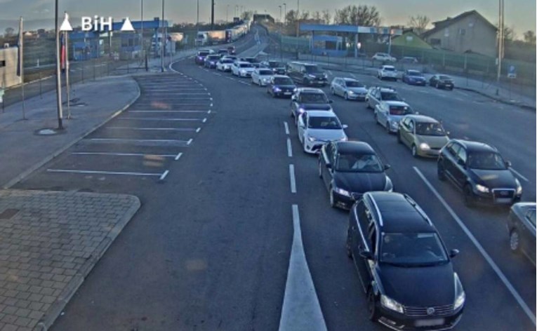 Kolaps na granicama s BiH zbog pada sustava: Ručne provjere, kilometarske kolone 