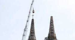 FOTO Na Zagrebačku katedralu postavljen prvi od dva zamjenska križa
