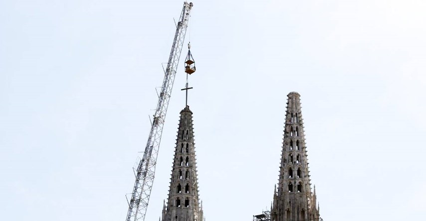 FOTO Na Zagrebačku katedralu postavljen prvi od dva zamjenska križa