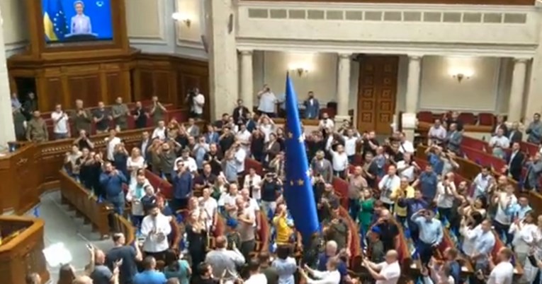 U ukrajinski parlament prvi put postavljena zastava EU. Pogledajte snimku