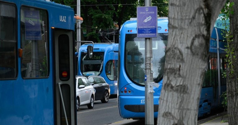 Auto upao u raskopani dio pruge u Zagrebu, nastala gužva