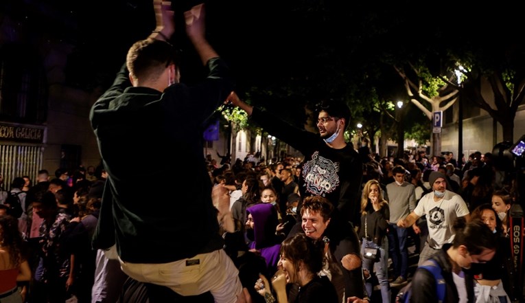 Španjolska ukinula izvanredno stanje, tisuće mladih na ulicama
