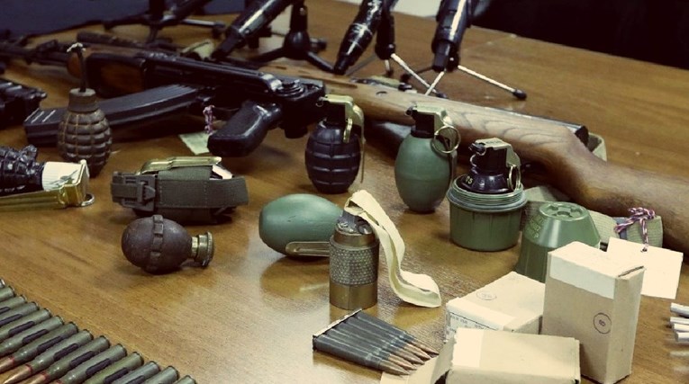 U kući u Dalmaciji nađeni droga, hrpa oružja i eksploziv