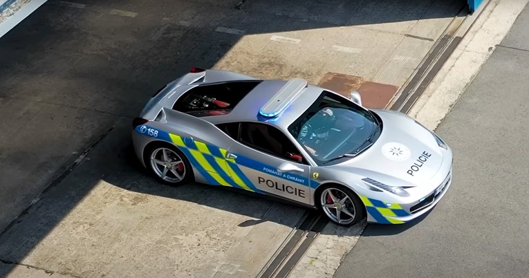 VIDEO Češki policajci dobili Ferrari