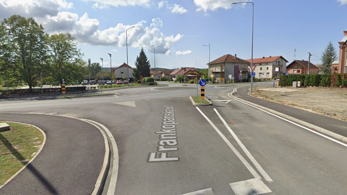 U mjestu kod Pakraca udario motociklista pa pobjegao. Traži ga policija