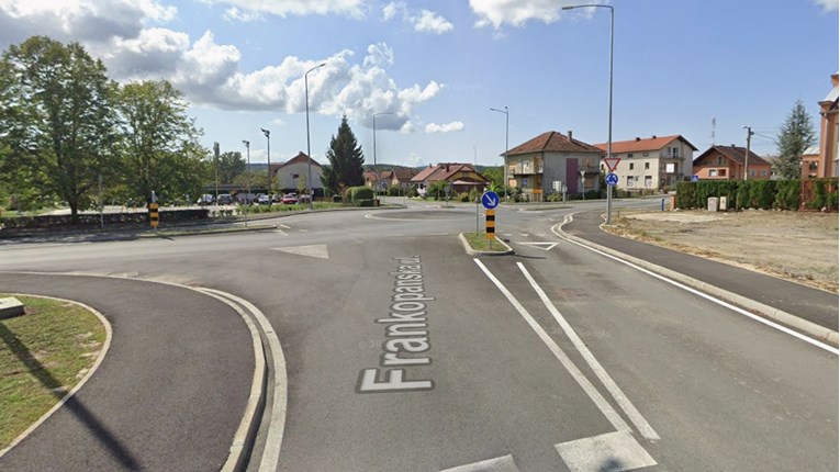 Kod Pakraca autom u kružnom toku srušio motociklista pa pobjegao. Traži ga policija