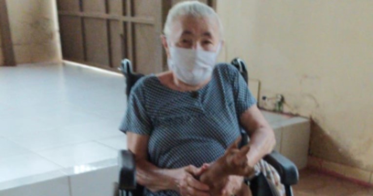 Preslatka čivava miče tepihe s puta da bi njena vlasnica u kolicima mogla proći