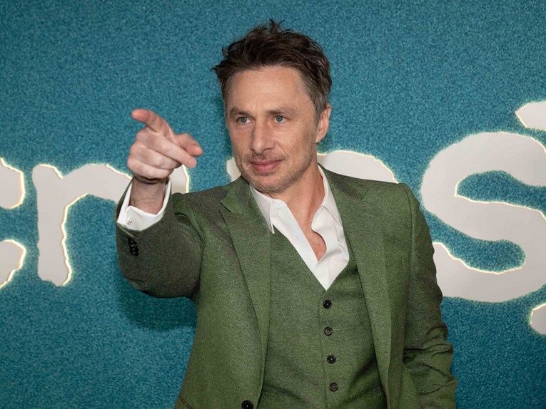 Priča se da je slavni glumac u vezi s AI-jem. On tvrdi: "To je radnja serije"