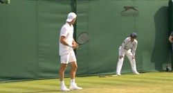 VIDEO Na Wimbledonu prekinuli poen jer im je doletio reket s drugog terena