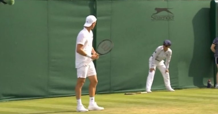 VIDEO Na Wimbledonu prekinuli poen jer im je doletio reket s drugog terena