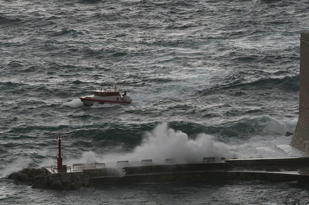VIDEO Muškarca povukli valovi ispod dubrovačkih zidina, traje potraga