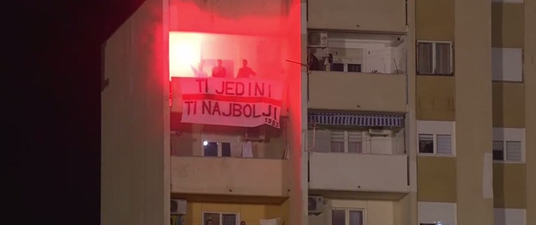 Bakljada Funcuta na balkonu kraj Šubićevca. Izvjesili su i transparent