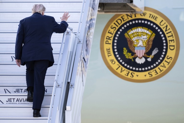 Trump se ukrcao u Air Force One, pa ga potajno odvezli vozilom za dostavu hrane