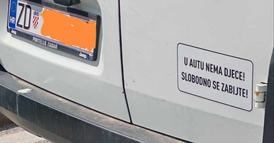 Zadarski vozač se narugao naljepnicama "Beba u autu", u komentarima nastala rasprava