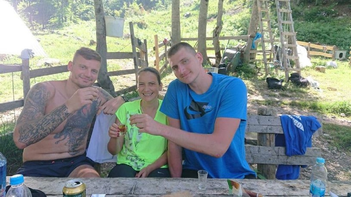 Jokić se odmara od košarke. Vozi konjičke utrke, planinari i uživa u domaćoj rakiji