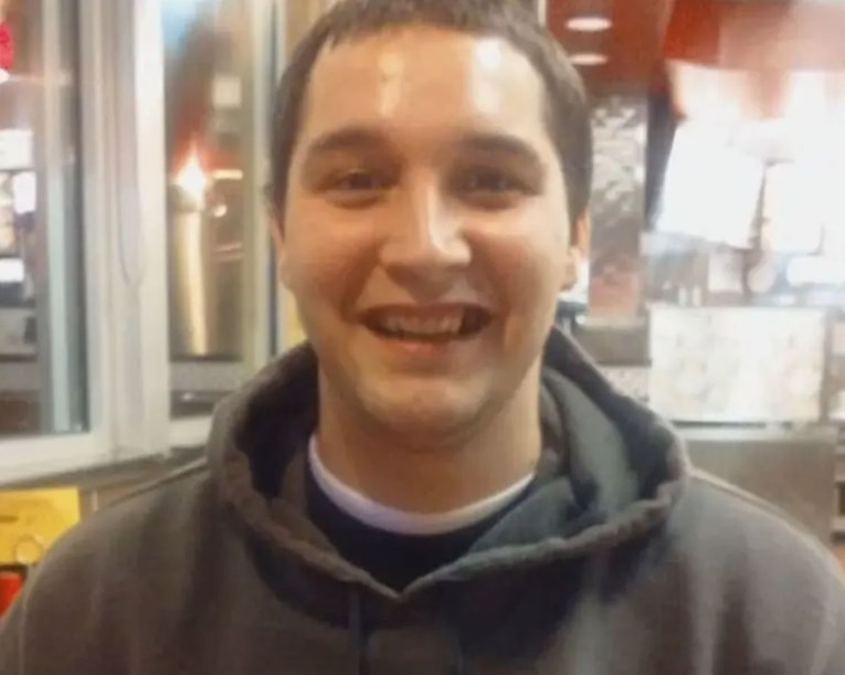 Muškarac u SAD-u umro u policijskom autu dok je policajac gledao videe. Dignuta tužba