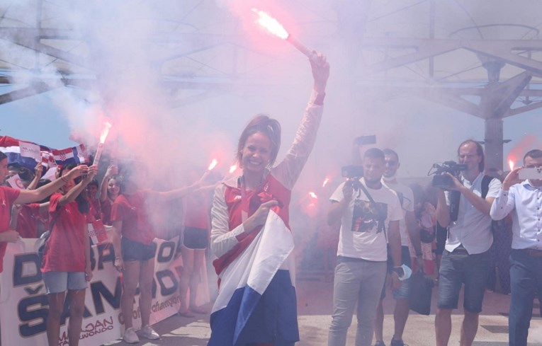 Matea Jelić, kraljica bakljade. Pogledajte kako slavi u Splitu omotana zastavom