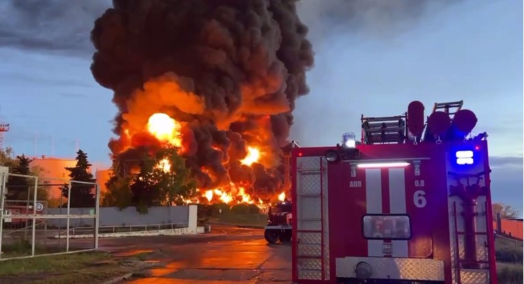 VIDEO Ogroman požar u Sevastopolju. Rusi: Gori spremnik nafte, pogodili su ga dronom