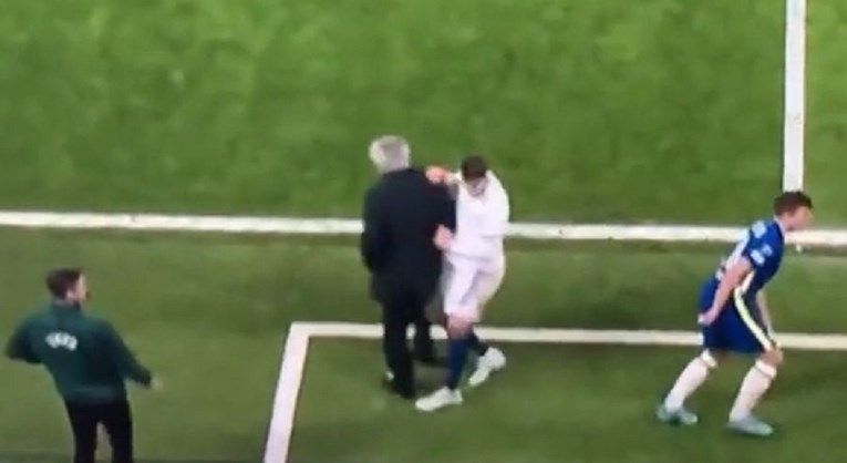 Ancelotti je stajao uz teren. Sekundu kasnije previjao se od bolova