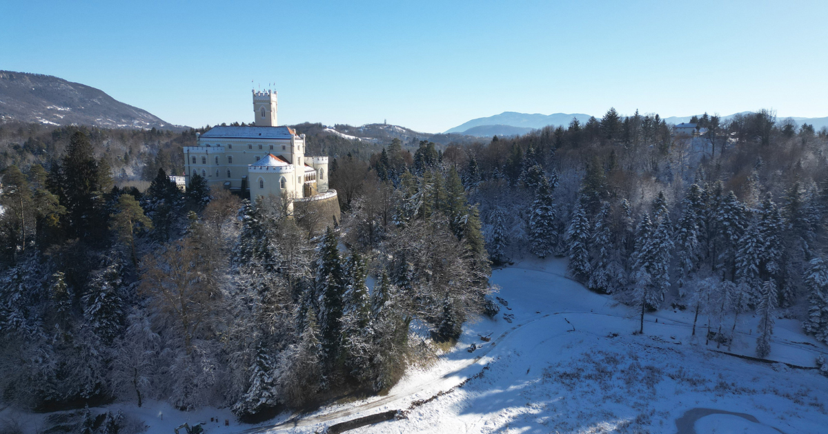 Dvorac Trakošćan prekrili su snijeg i led, prizori su predivni