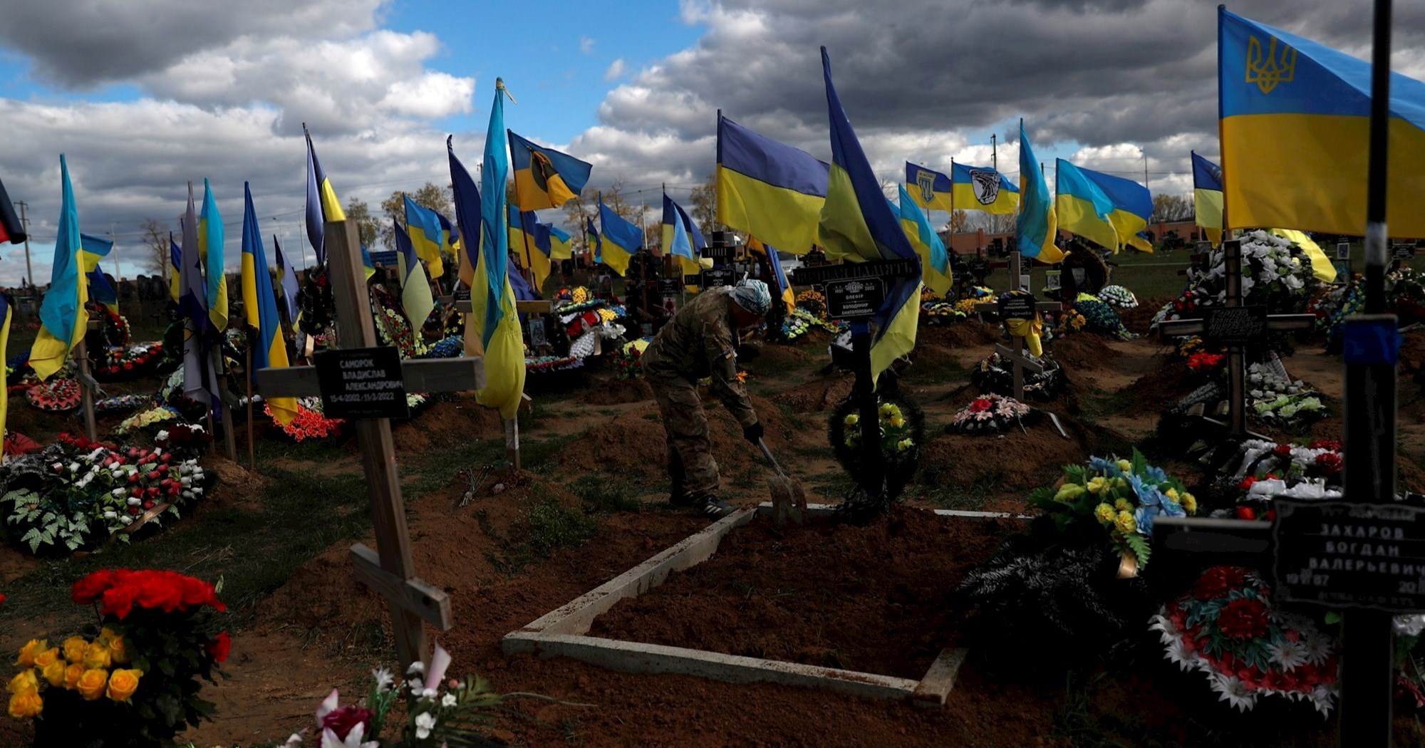 Korupcija na ukrajinskim grobljima: gradski dužnosnici profitiraju od mrtvih vojnika
