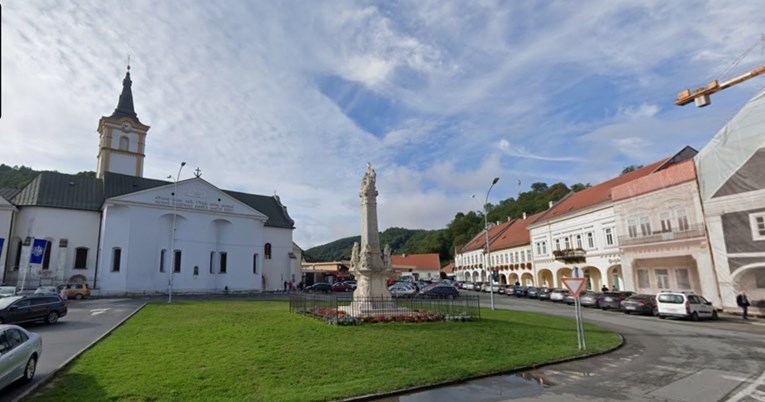 Policija u Požegi traga za vozačem koji je vozio nogostupom i srušio tendu kuće