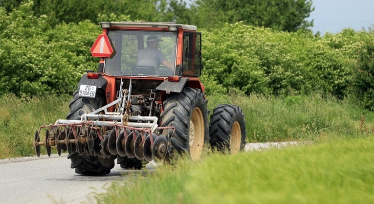 Policija poziva na oprez zbog traktora u prometu