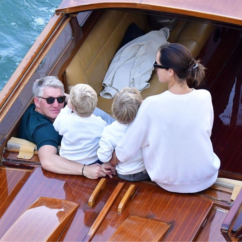 Ana Ivanović i Bastian Schweinsteiger fotografirani u rijetkom izlasku sa sinovima
