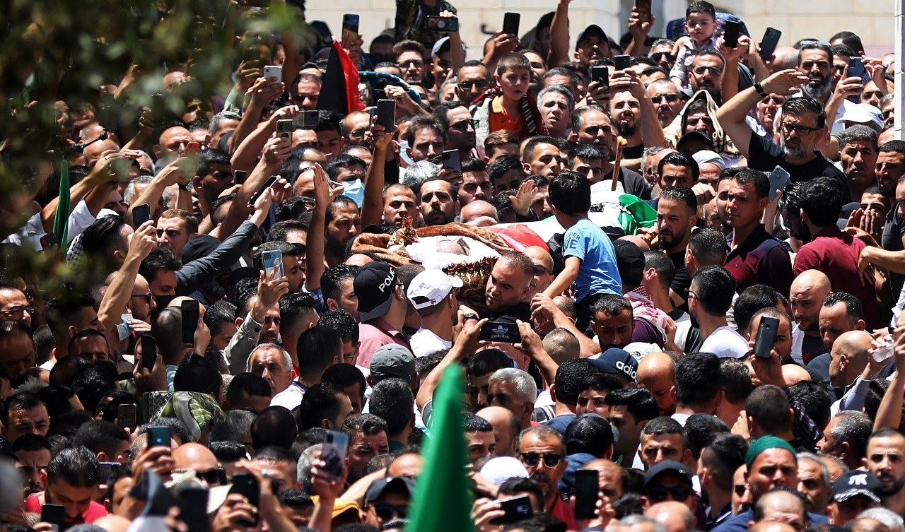 Tisuće Palestinaca prosvjedovale protiv Abasa na sprovodu njegovog protivnika