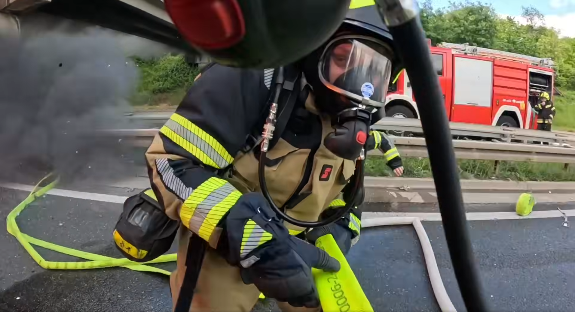 VIDEO Dramatična snimka vatrogasaca, eksplodira guma dok gase šleper kod Zagreba