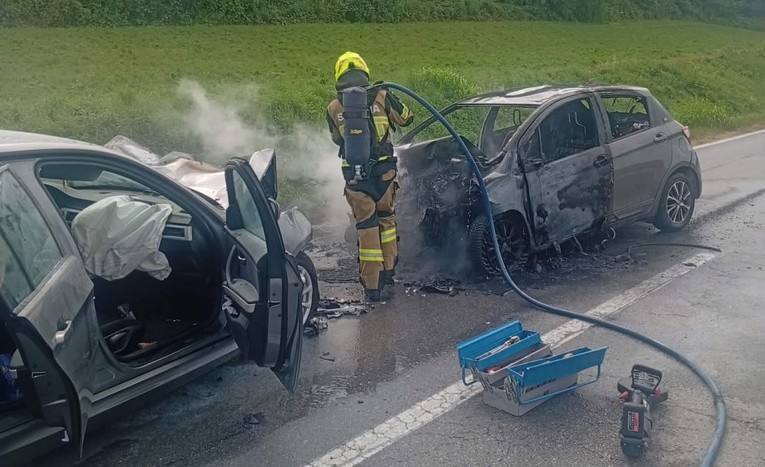 FOTO Petero teško ozlijeđenih u lančanom sudaru kod Slatine, među njima dvoje djece