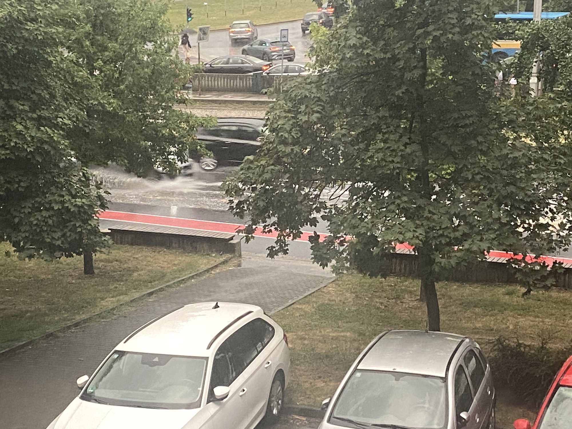 VIDEO Popravili cestu u Zagreb, sad kad auto prođe zalije ljude na autobusnoj stanici