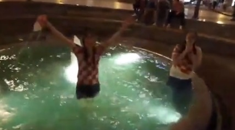 Zagrepčanke proslavile pobjedu Vatrenih kupanjem u Manduševcu