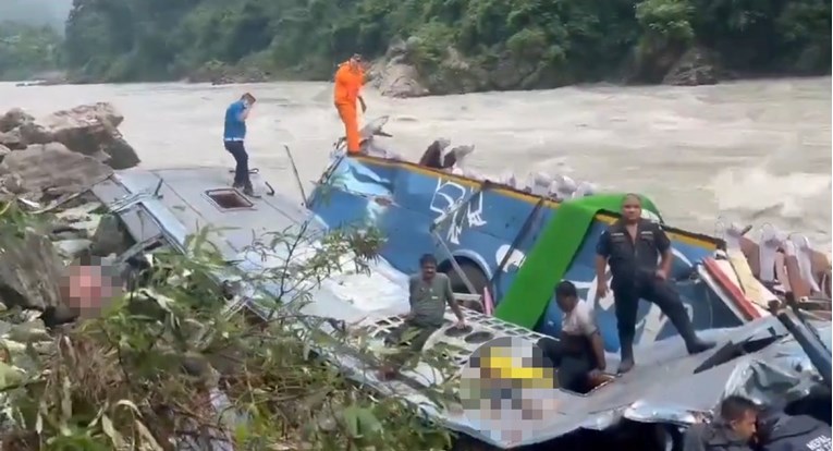 U autobusnoj nesreći u Nepalu poginulo 14 Indijaca