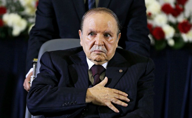 Pokopan bivši alžirski predsjednik, lijes mu prevezli oklopnim vozilom