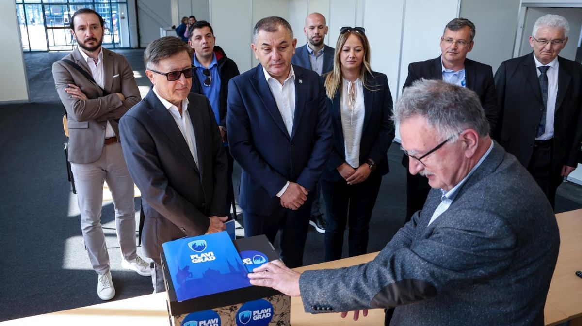 Ivica Lovrić predao potpise za gradonačelnika Zagreba, tvrdi da ih je više od 10.000