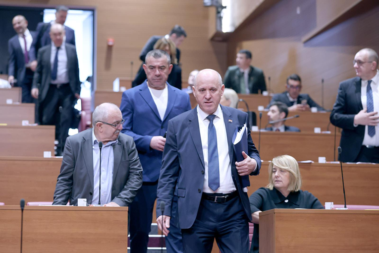 Deur: Ekipi iz Možemo razbija se ogromna igračka kojom žele ucjenjivati Zagrepčane